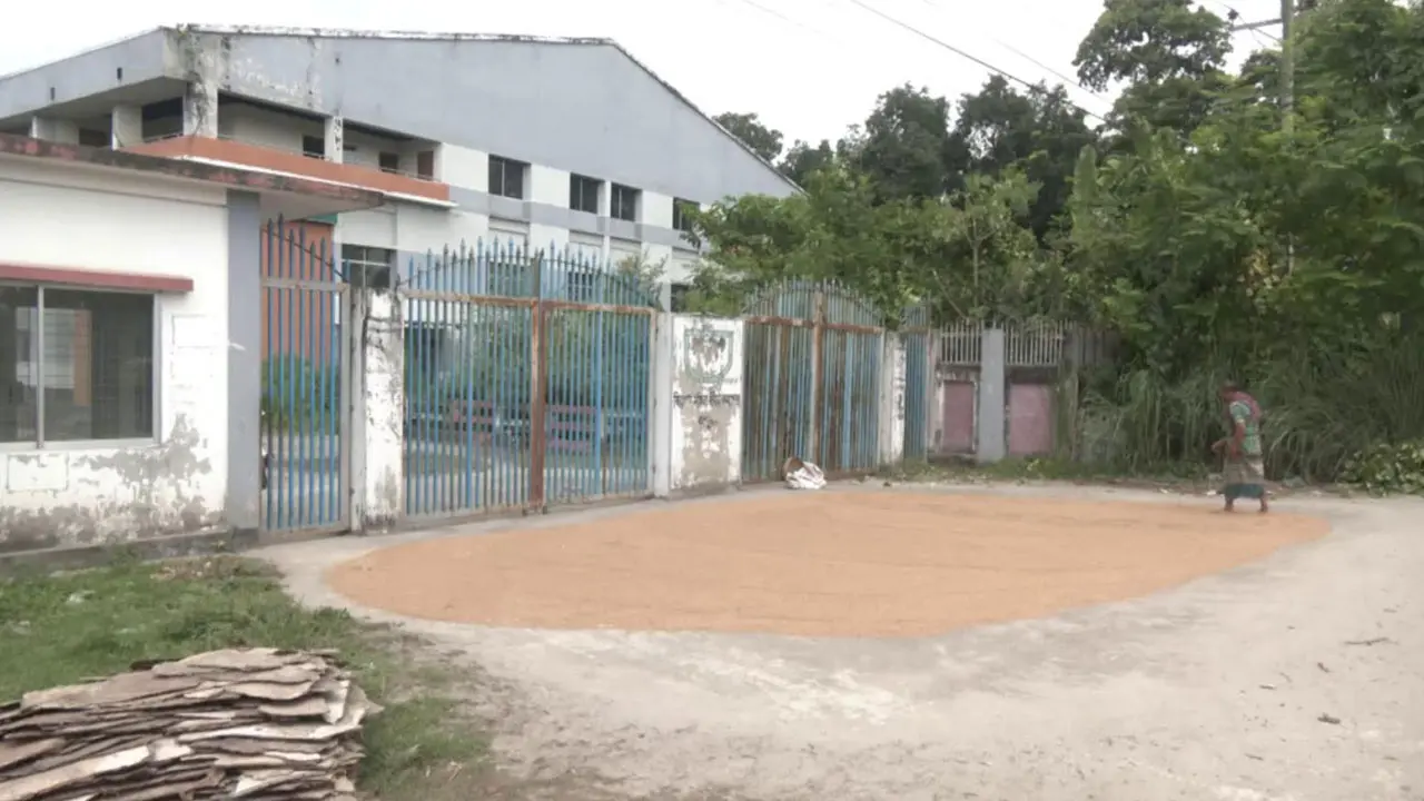 ৩৮ কোটি টাকার ক্রীড়া কমপ্লেক্সে নেই জনবল, গেটে শুকানো হয় ধান