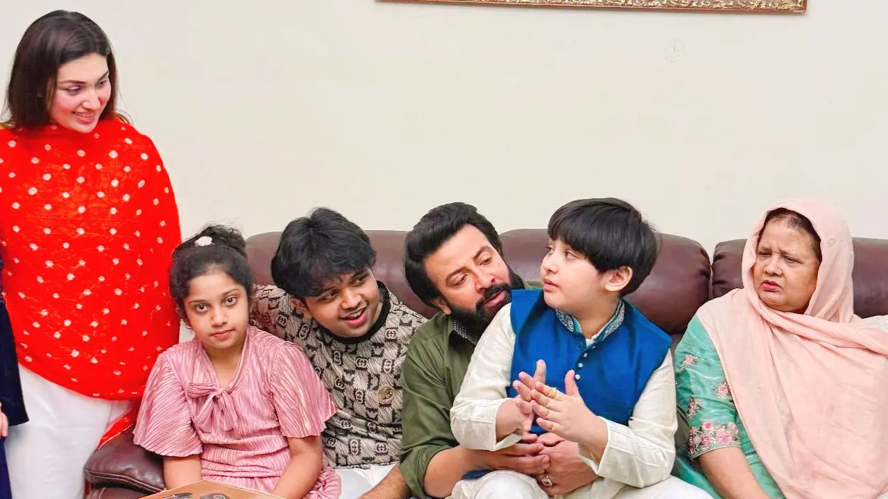 পরিবার নিয়ে একসঙ্গে শাকিব-অপু, ভিডিও ভাইরাল