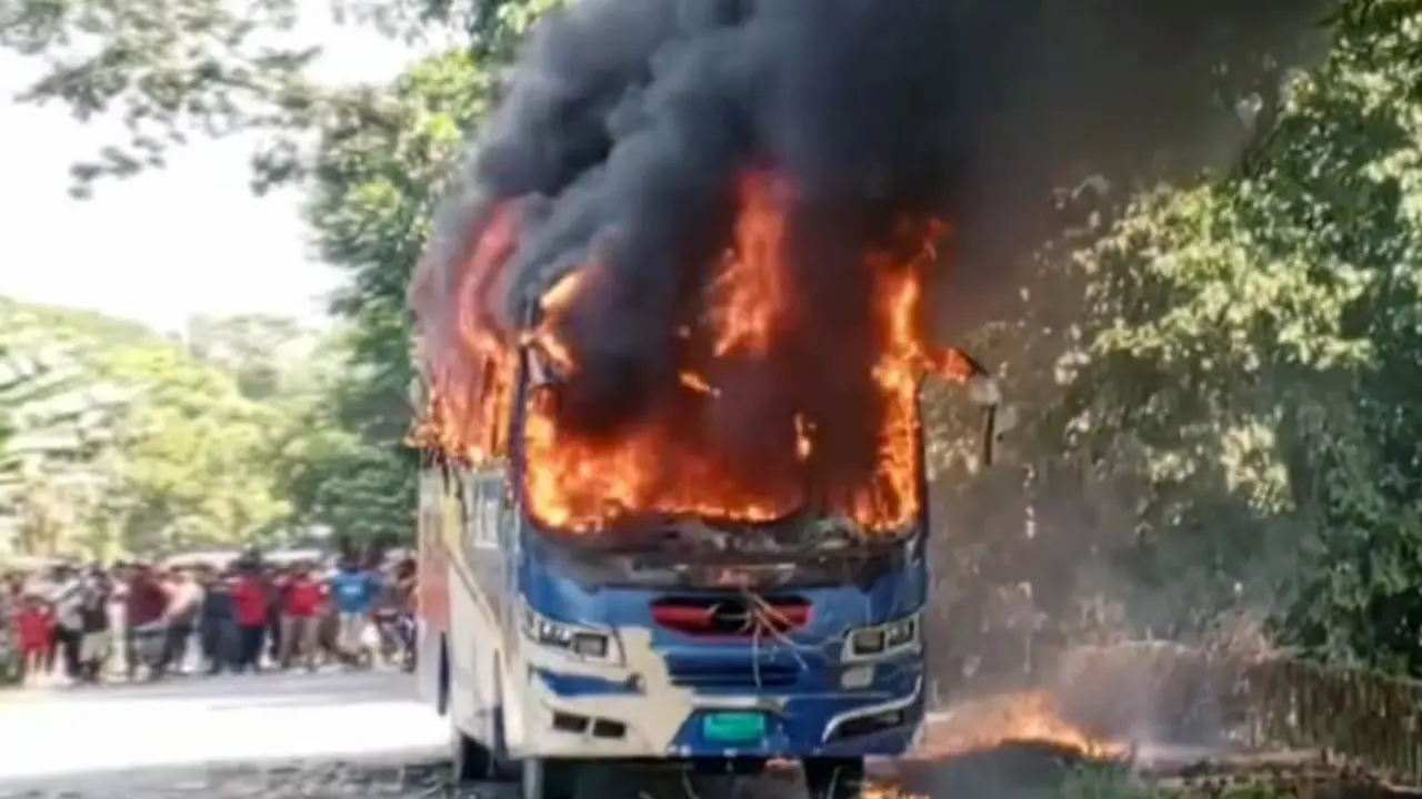 বাসচাপায় কিশোর নিহত, বিক্ষুব্ধ জনতার আগুনে পুড়ল বাস