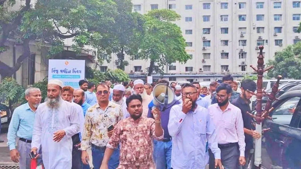 সচিবালয়ে কর্মচারীদের বিক্ষোভ, অর্থ সচিবের অপসারণ দাবি