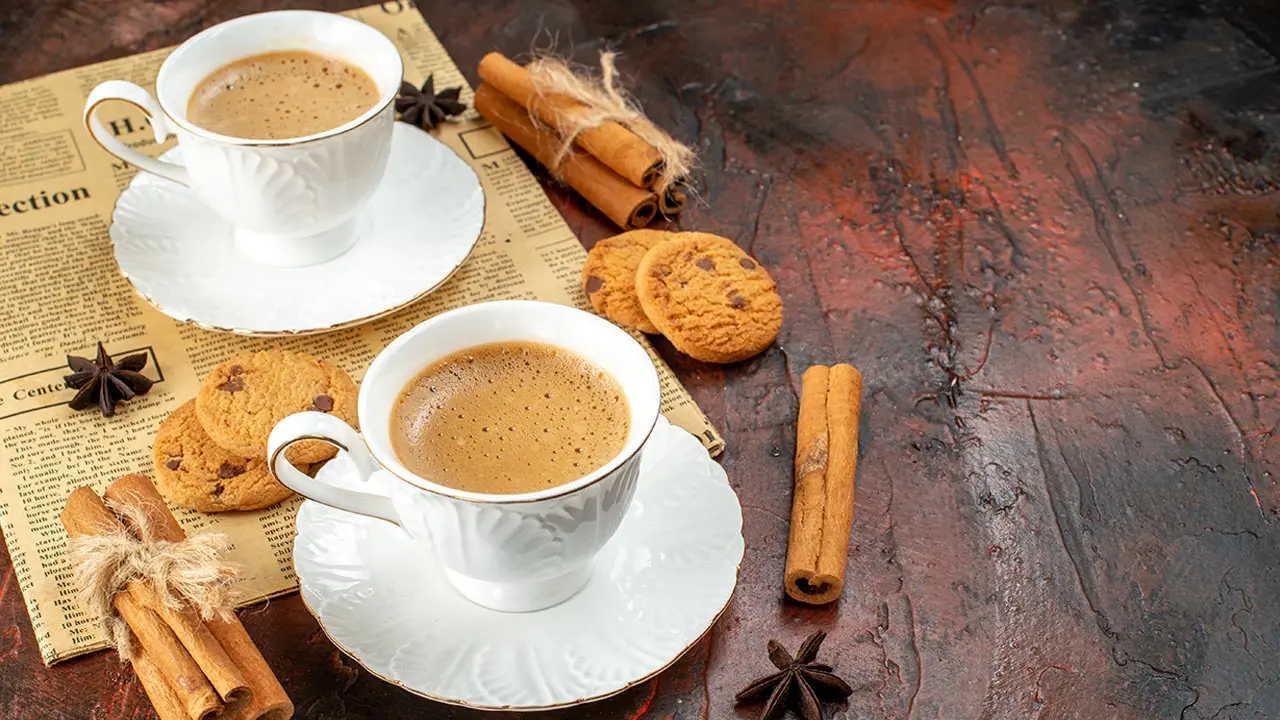 সকালে খালি পেটে চা খান? জেনে নিন কী হয়