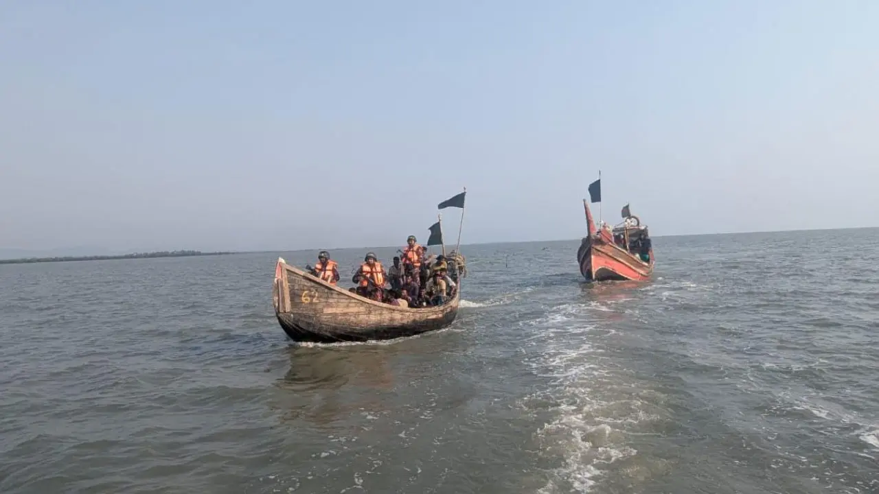 সেন্টমার্টিন থেকে ৪০ জেলেকে ধরে নিয়ে গেল আরাকান আর্মি