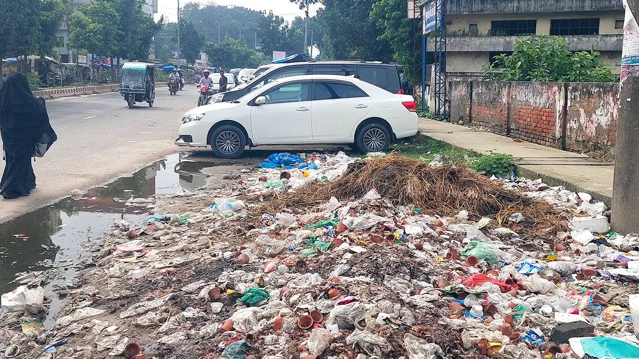 ঠাকুরগাঁওয়ে ময়লা-আবর্জনায় ভরা ড্রেন, বাড়ছে ডেঙ্গুর ঝুঁকি