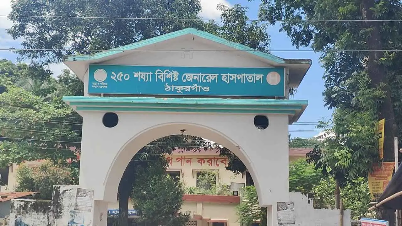 একদিনে হাসপাতালে সাপে কাটা ৬ রোগী ভর্তি, একজন এলেন বিষধর সাপ নিয়ে