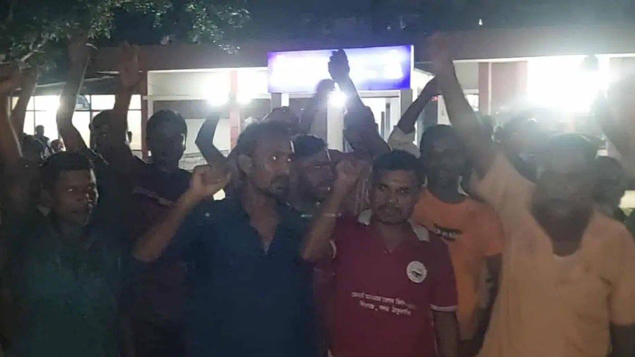চাঁদা না দেওয়ায় অটোরিকশা চালককে মারধর, মধ্যরাতে থানার সামনে বিক্ষোভ