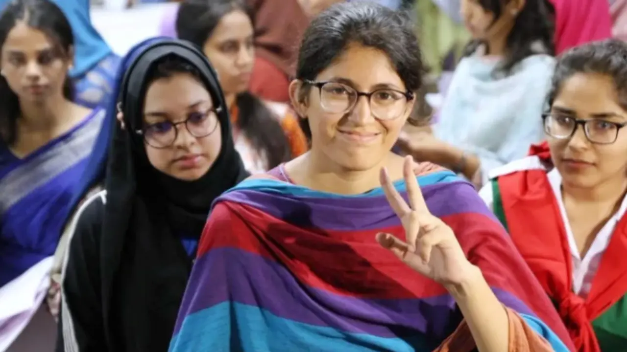 আবিদের সুরে উমামাও বললেন, ‘চলিতেছে সার্কাস’