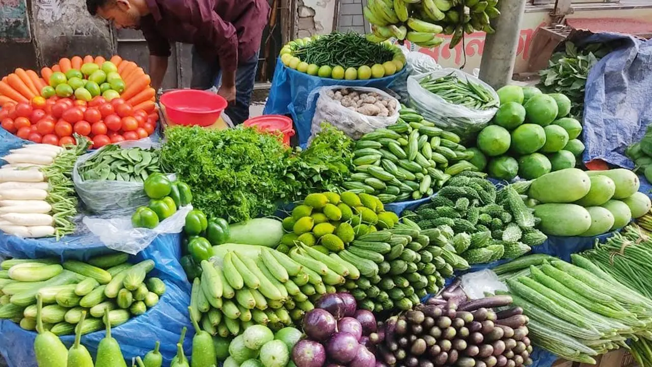 আধা কেজি করে সবজি কিনছেন ক্রেতারা