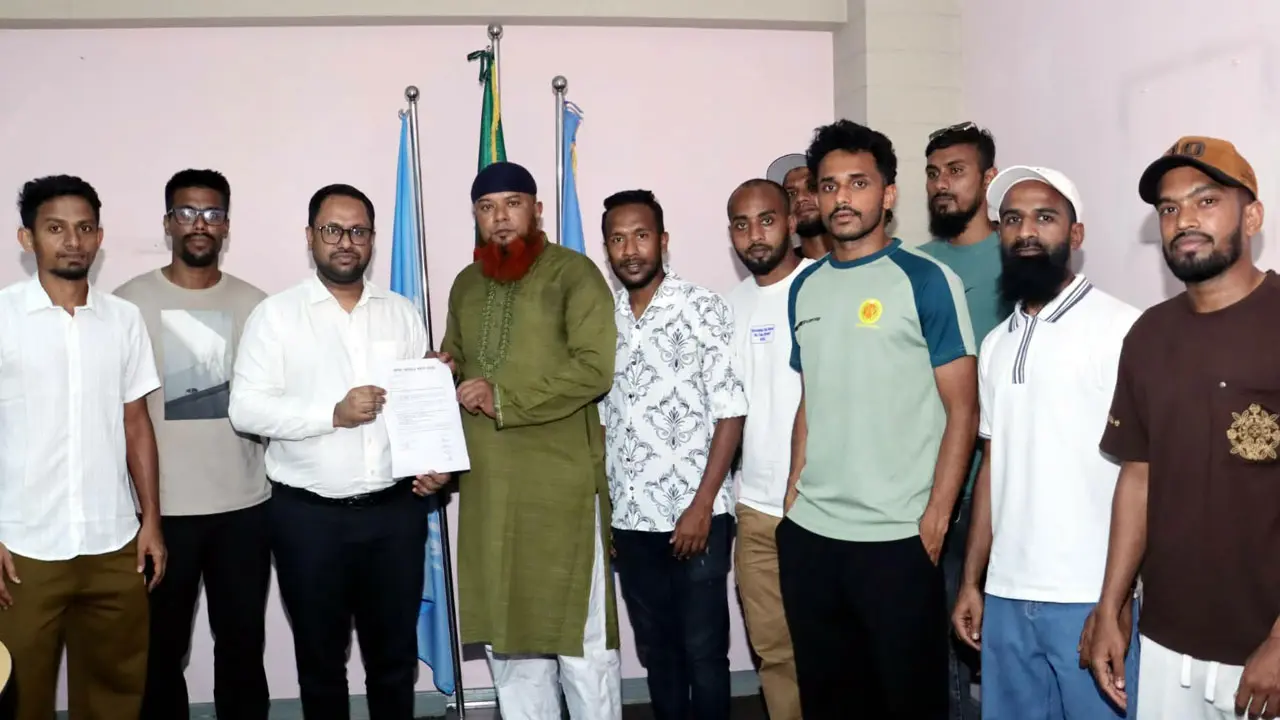 শেষ চারে ব্রাদার্স, ‘আন্দোলনে’ আবাহনী-মোহামেডানের ফুটবলাররা