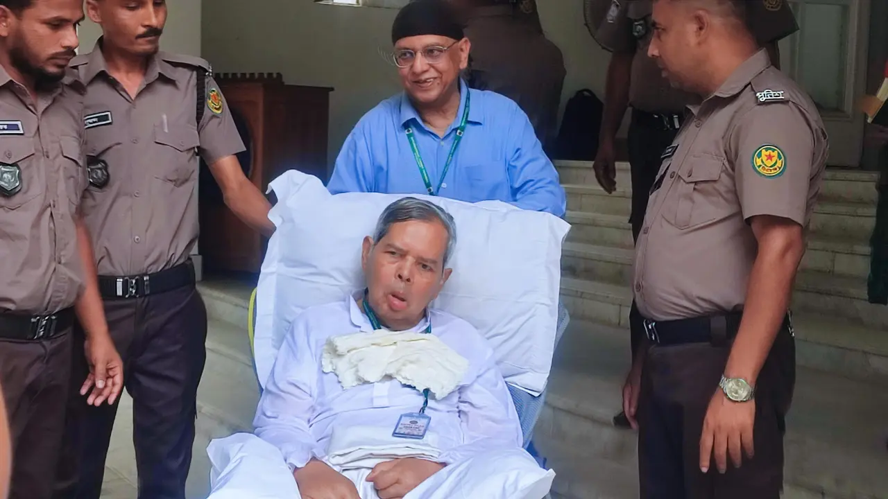 হুইলচেয়ারে ট্রাইব্যুনালে এসে দীপু মনির সঙ্গে দেখা করলেন স্বামী