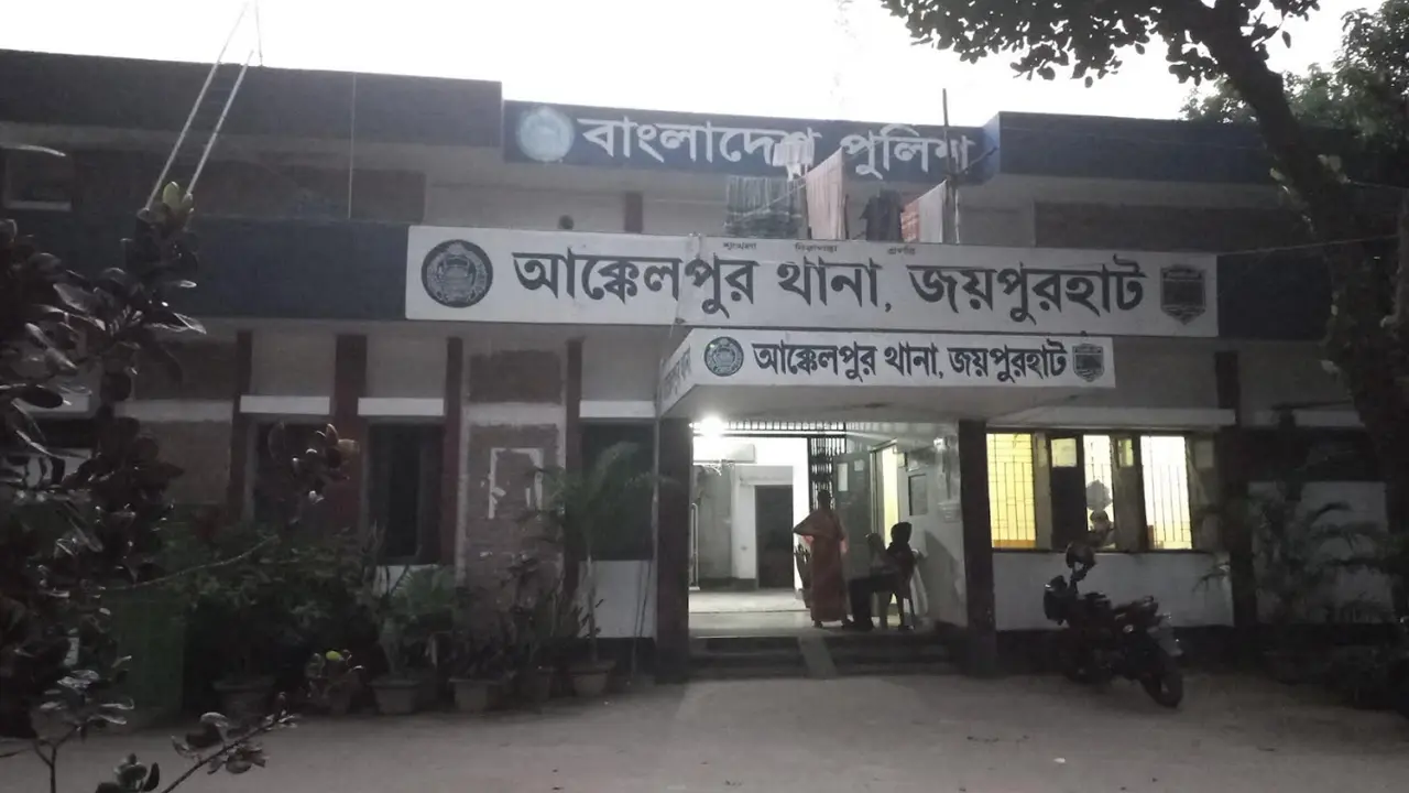 জয়পুরহাটে পুলিশকে মারধর ও হুমকির অভিযোগে বাবা-ছেলে গ্রেপ্তার
