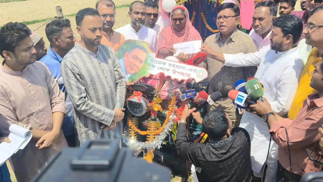 রাজশাহীর অসহায় টুলি বেগমের কাছে উপহার পাঠালেন প্রধানমন্ত্রী