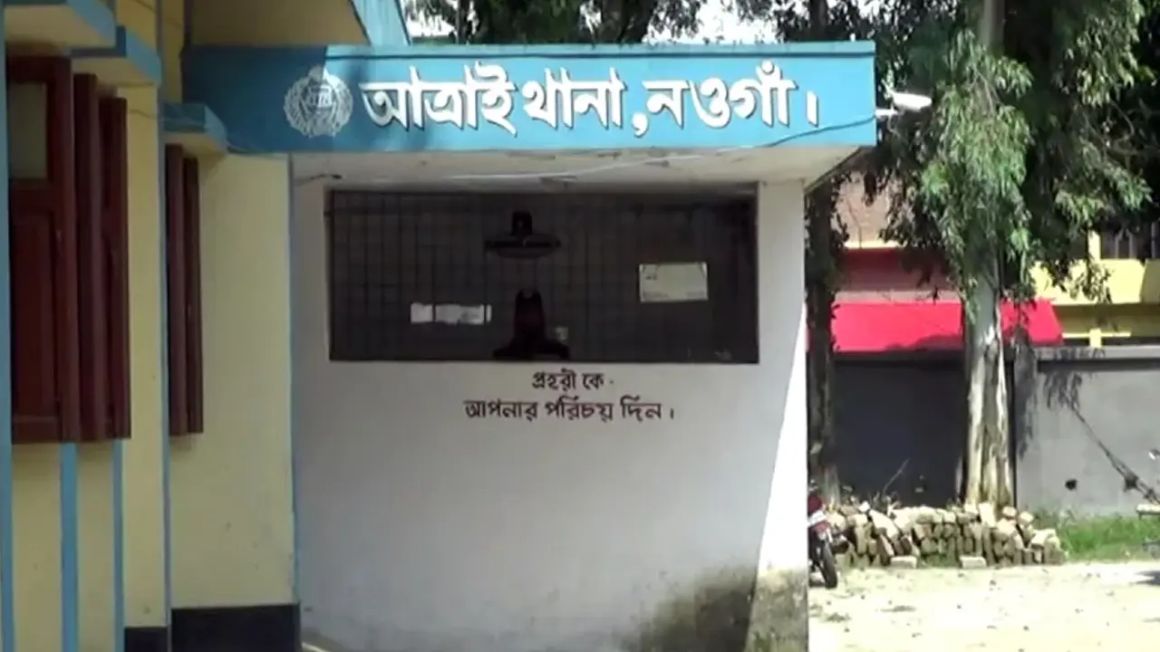 নামার সময় ট্রেনের নিচে পড়ে পুলিশ সদস্যের দুই পা বিচ্ছিন্ন