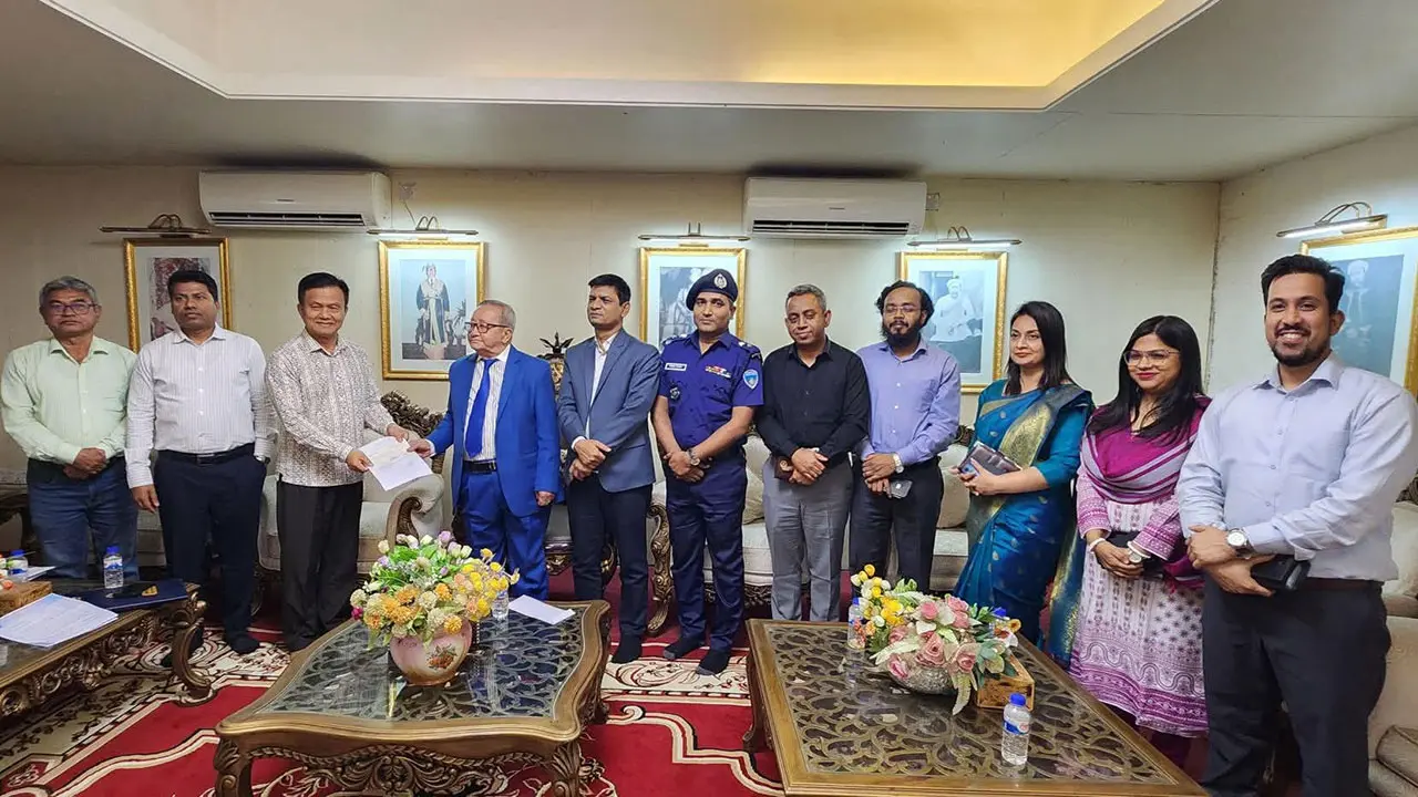 বোমাং রাজার সঙ্গে সাক্ষাৎ করলেন বান্দরবানের ডিসি