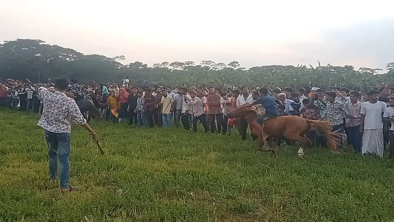 বরিশালে বৈশাখী মেলায় ঐতিহ্যবাহী ঘোড়দৌড়, হাজারো মানুষের ঢল