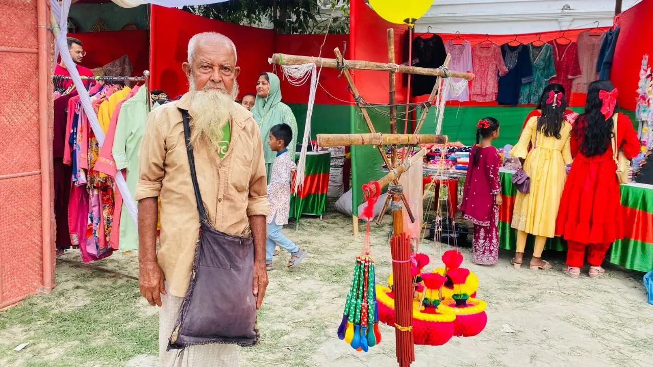 বেলুন-বাঁশি বিক্রি করে জীবন চলে বৃদ্ধ আব্দুল মান্নানের