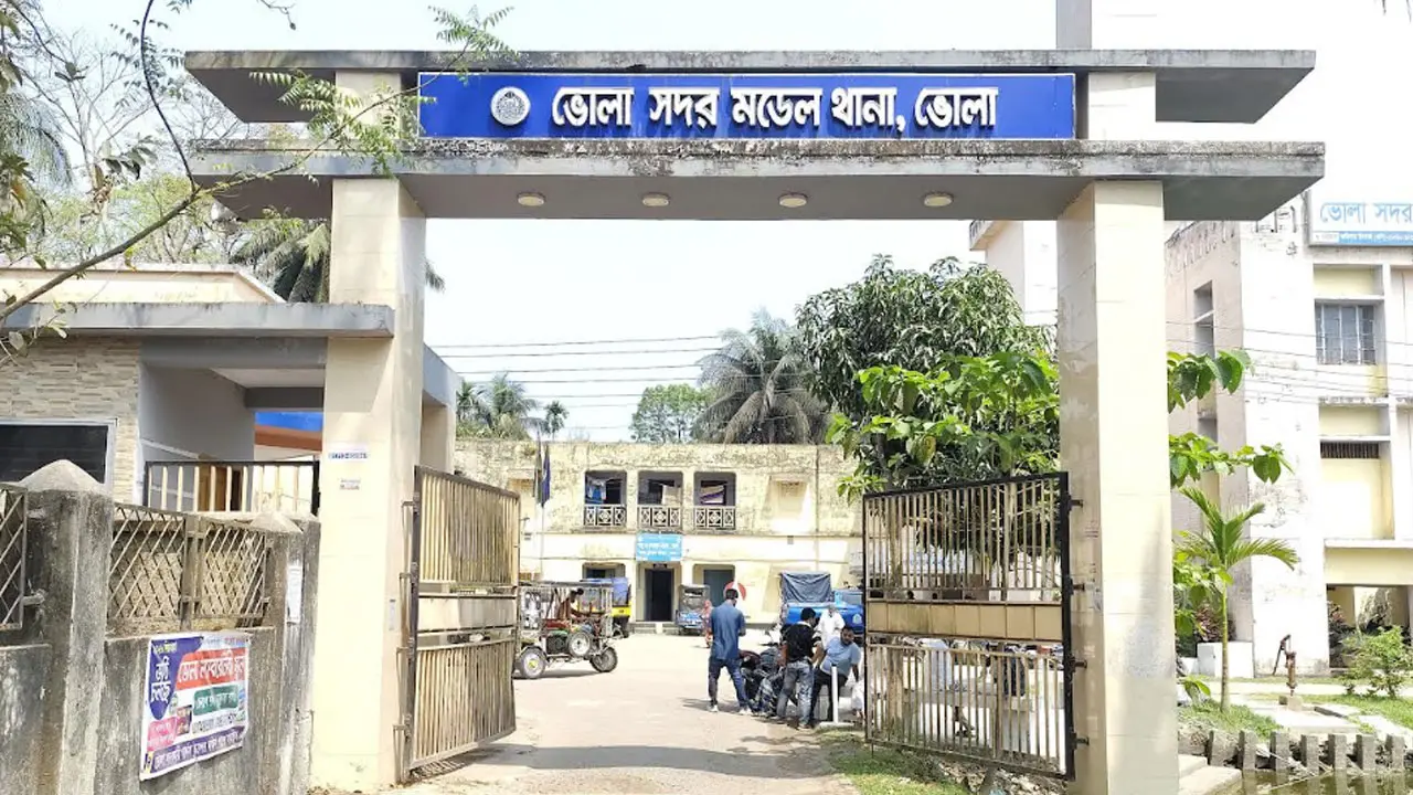 ঘরে ঢুকে প্রবাসীর স্ত্রীকে কুপিয়ে হত্যা, শিশু পুত্র আহত
