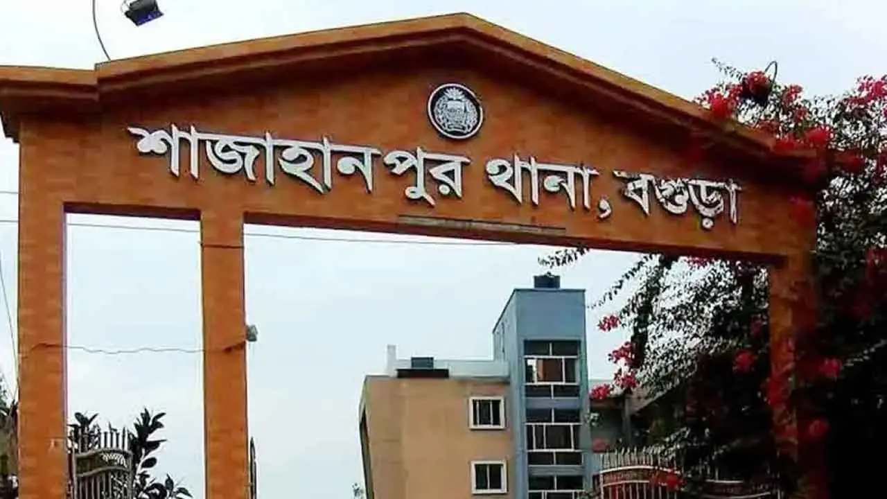 বিষের বোতল নিয়ে প্রেমিকের বাড়িতে অনশনে কলেজছাত্রী