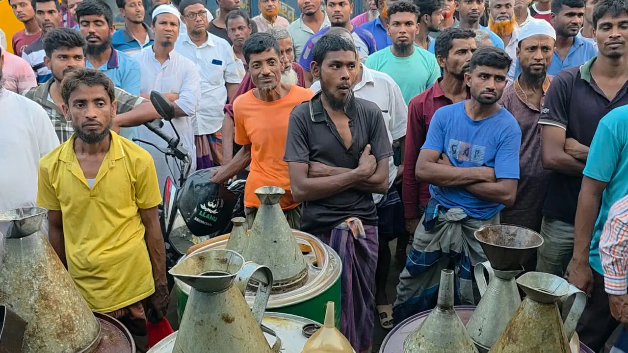 বগুড়ায় ২৫০০ লিটার ডিজেল জব্দ করে কৃষকদের কাছে ন্যায্যমূল্যে বিক্রি