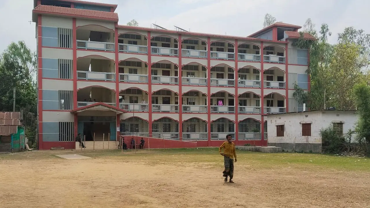 শান্তিপূর্ণ পরিবেশে চলছে ভোটগ্রহণ, ভোটারদের উপস্থিতি কম