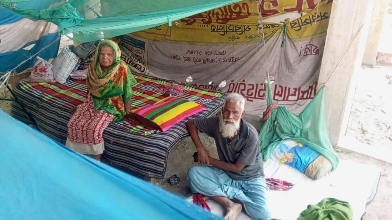 প্যারালাইজড ছেলে নিয়ে অসহায় ৮০ বছরের সালেহা বেওয়া, নেই মাথা গোঁজার ঠাঁই