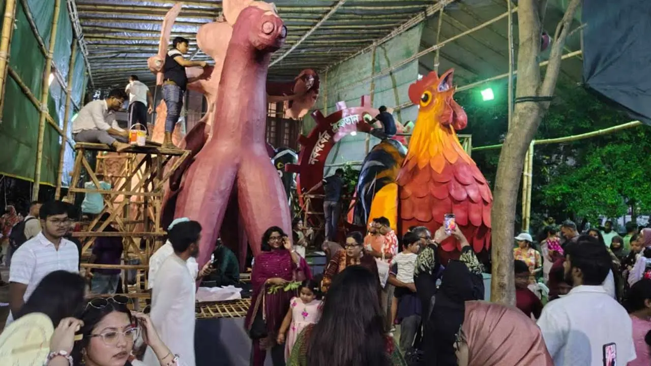 চারুকলায় চলছে শেষ মুহূর্তের প্রস্তুতি, দর্শনার্থীদের ব্যাপক ভিড়