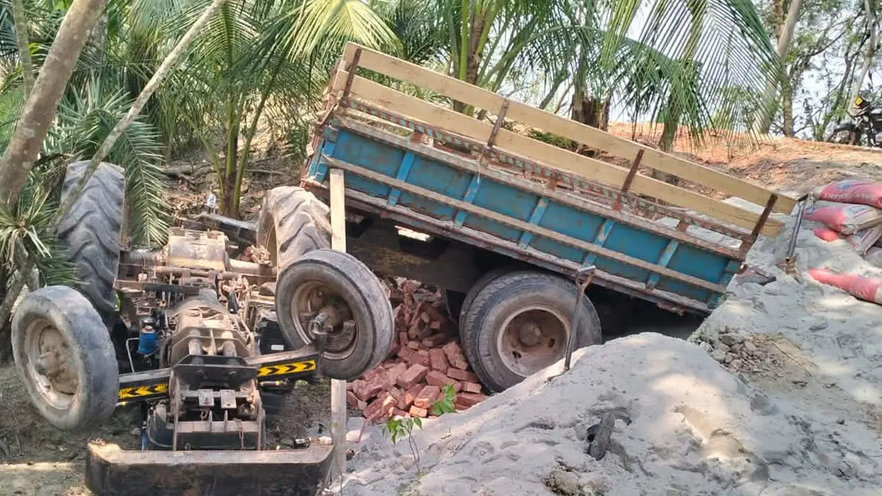 বরগুনায় সিমেন্টবোঝাই ট্রলি উল্টে চালক নিহত