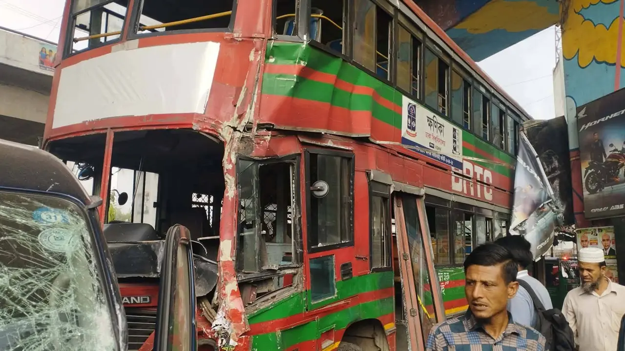 মগবাজারে ঢাকা বিশ্ববিদ্যালয়ের বাস দুর্ঘটনায় ৮ শিক্ষার্থী আহত
