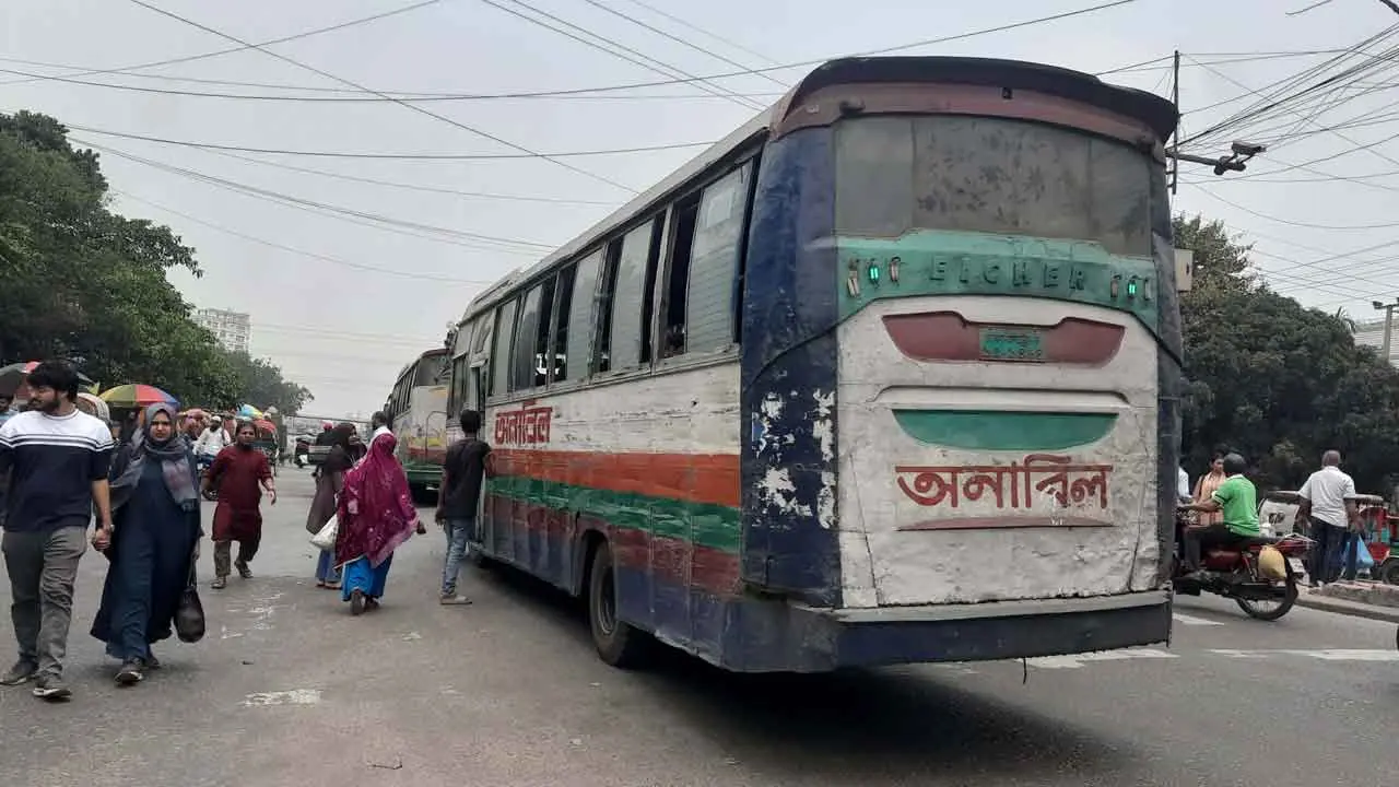 এখনো সড়কে বাস কম, চলছে আগের ভাড়াতেই