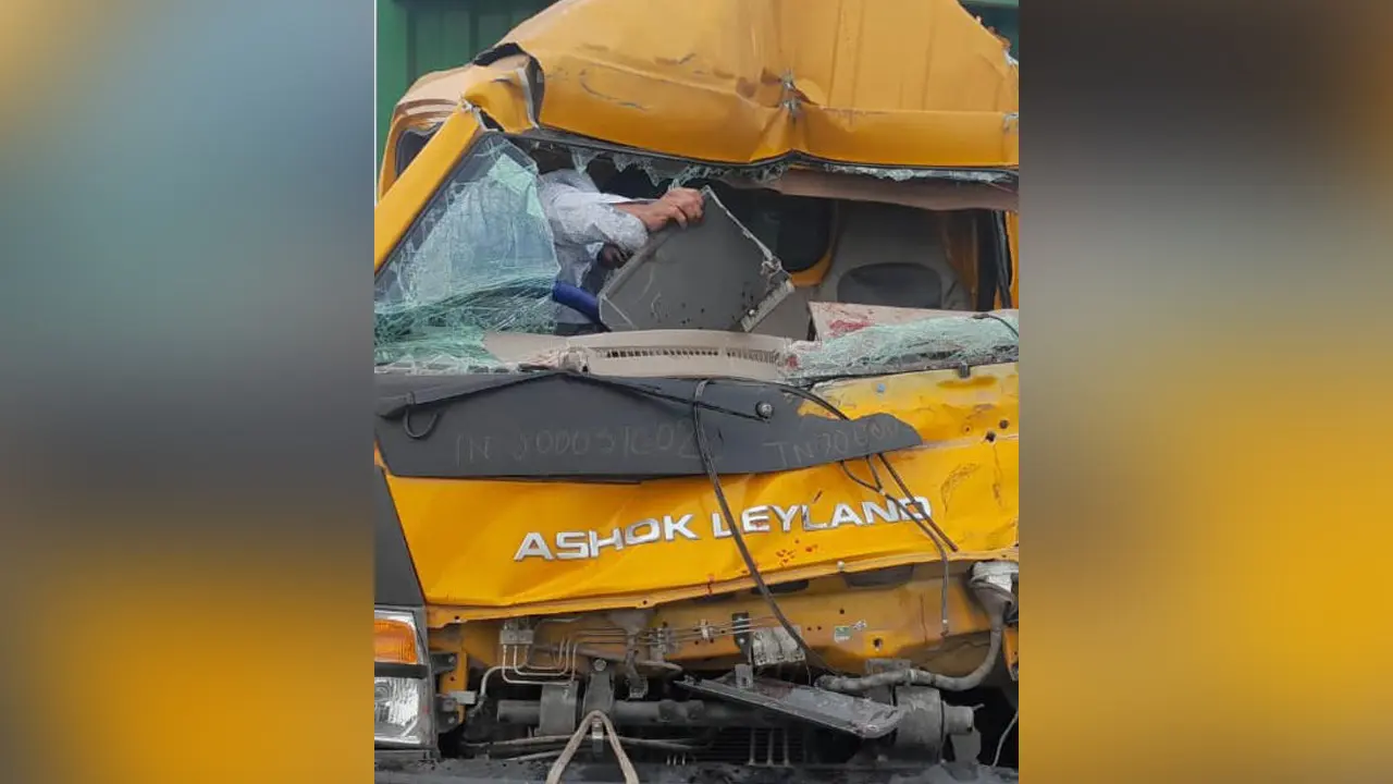 পদ্মা সেতুর মাঝপথে উল্টে গেল কাভার্ড ভ্যান