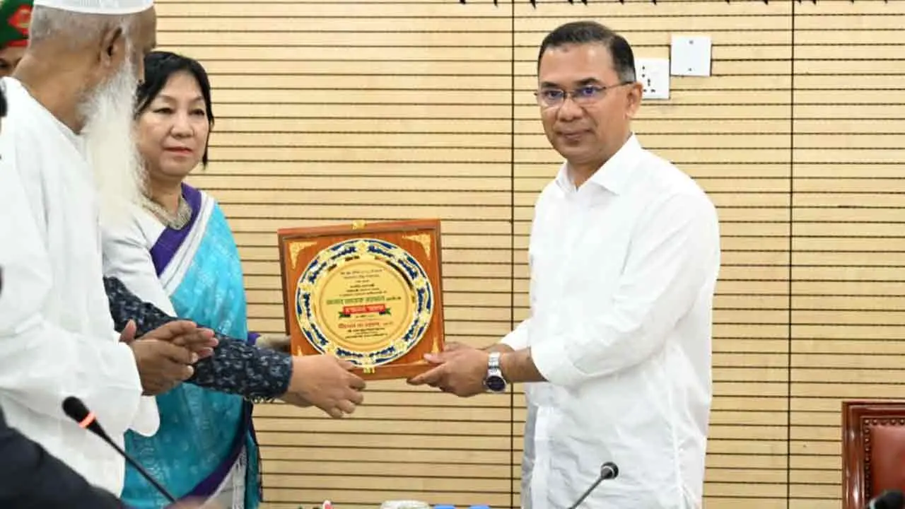 প্রধানমন্ত্রীর সঙ্গে শুভেচ্ছা বিনিময় করেছেন বৌদ্ধ সম্প্রদায়ের নেতারা