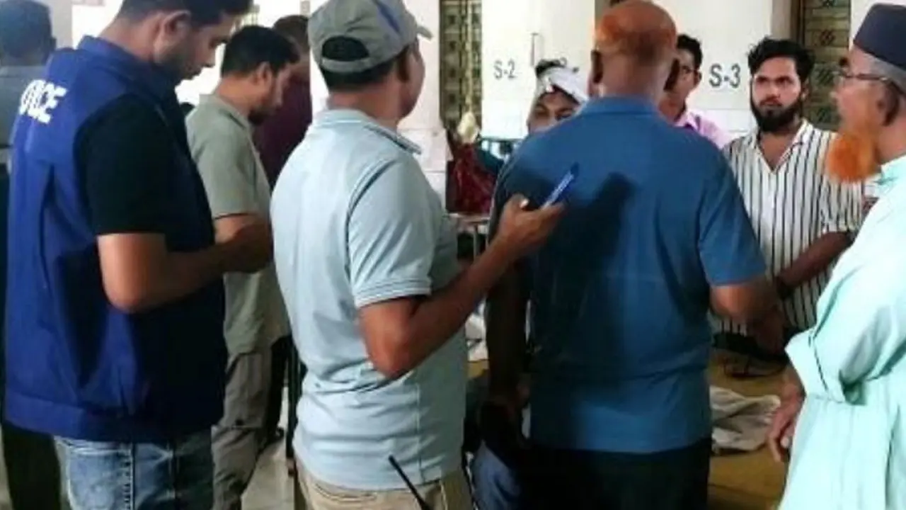 যুবককে প্রকাশ্যে কুপিয়ে জখম, প্রাণ বাঁচাতে থানায় আশ্রয়