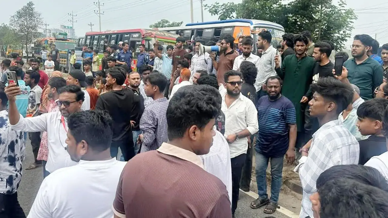 কুমিল্লায় ঢাকা-চট্টগ্রাম মহাসড়ক অবরোধ করে বিক্ষোভ