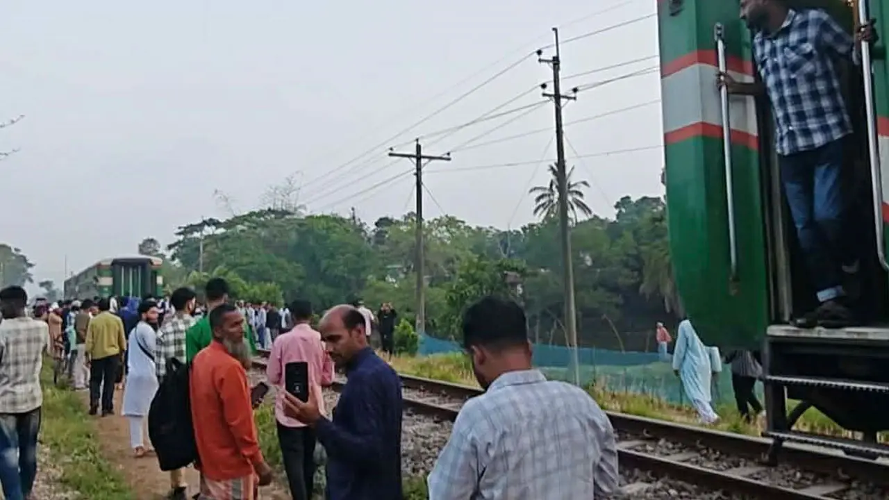 রেললাইনে ৩ বগি রেখে চলে গেল উদয়ন এক্সপ্রেস