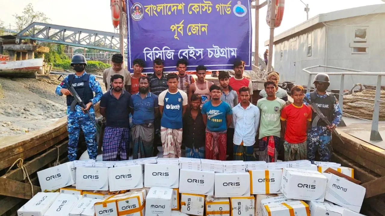 কর্ণফুলী নদীতে অভিযান : ৬২ লাখ টাকার বিদেশি সিগারেট-শুঁটকিসহ আটক ১৬