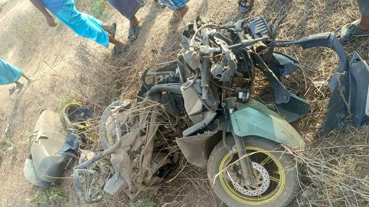 মেরিন ড্রাইভ সড়কে ট্রাকের ধাক্কায় পর্যটক নিহত
