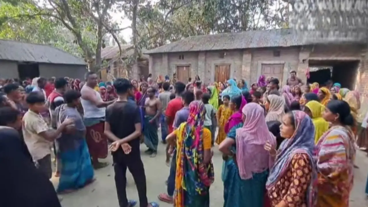 হঠাৎ বাড়িতে ঢুকে নারীর গলাকাটার চেষ্টা, ছুরিকাঘাতে আহত ৩