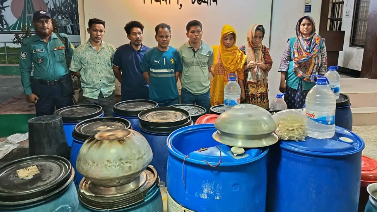 চট্টগ্রামে চোলাই মদের কারখানায় অভিযান, গ্রেপ্তার ৬
