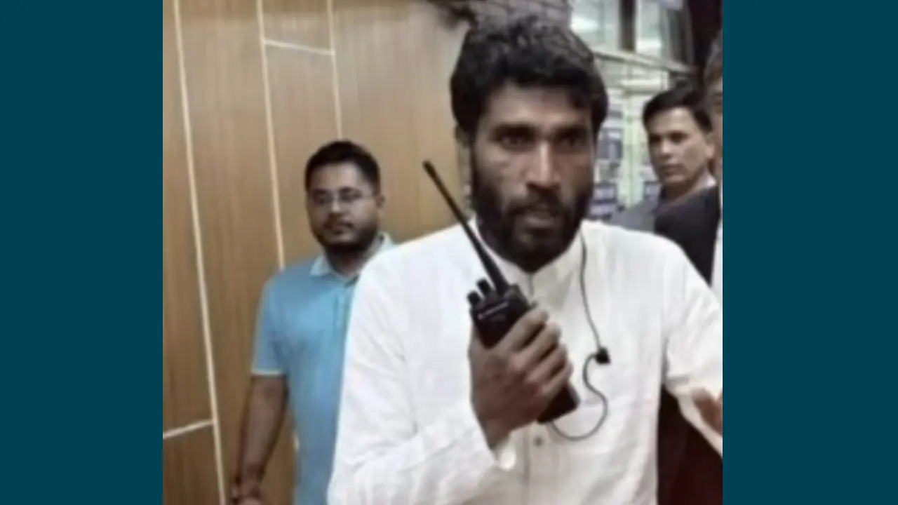 স্বরাষ্ট্রমন্ত্রীর নাম ভাঙিয়ে টাকা আদায়, চট্টগ্রামে প্রতারক গ্রেপ্তার