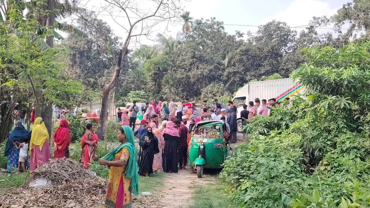 কুমিল্লায় অটোরিকশা-কাভার্ডভ্যানের সংঘর্ষে মা-ছেলে নিহত