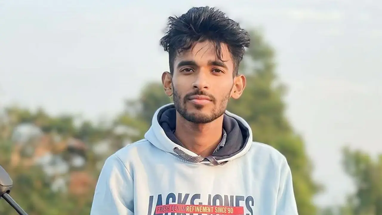 বাবার চিকিৎসা করাতে যাওয়ার পথে সড়কে প্রাণ গেল ছেলের