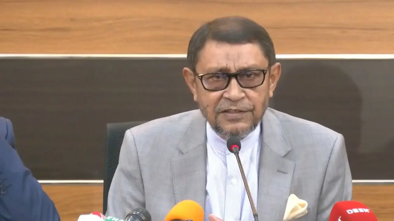 প্রধানমন্ত্রী রাজপ্রাসাদে অফিস না করে সচিবালয়ে এসে অফিস করেন