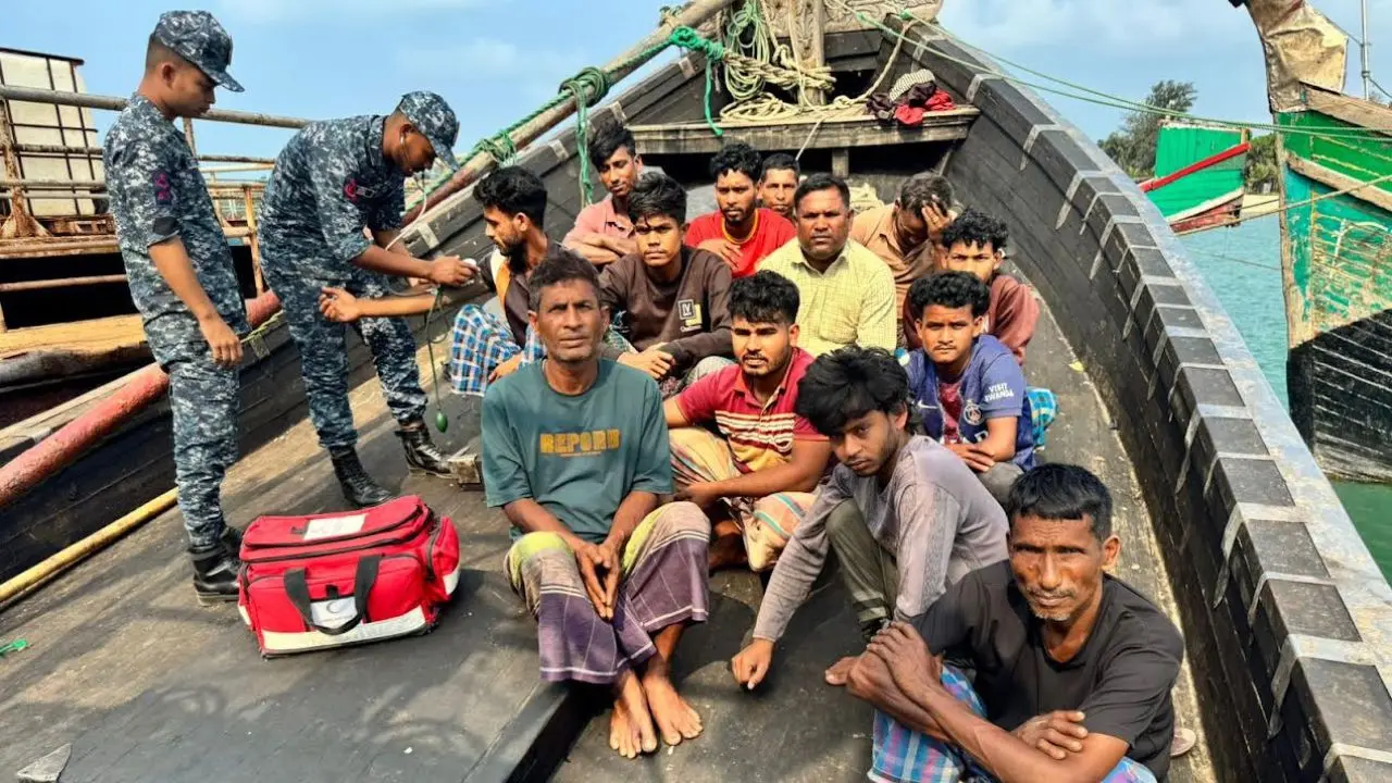 বঙ্গোপসাগরে বিকল ট্রলারসহ ১৫ জেলেকে উদ্ধার করল নৌবাহিনী