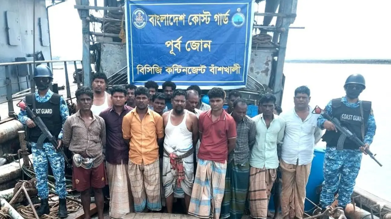 বাঁশখালীতে ট্রলিং বোট-জালসহ ১৮ জেলে আটক