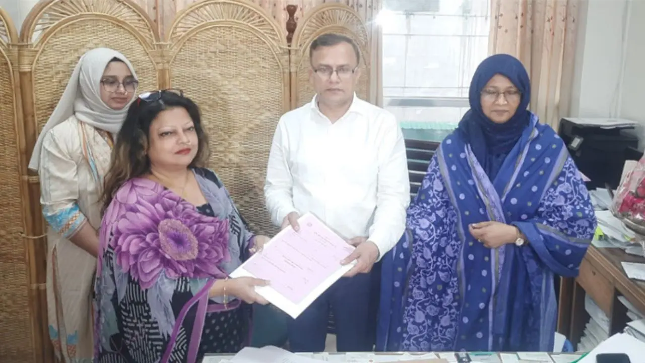 মনোনয়নপত্র নিলেন মাহবুব তালুকদারের মেয়ে আইরীন