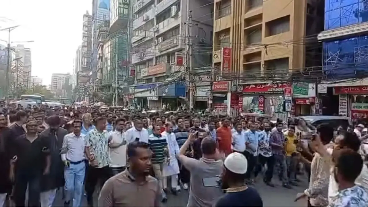 প্রধানমন্ত্রীর বিরুদ্ধে কটূক্তির প্রতিবাদে স্বেচ্ছাসেবক দলের বিক্ষোভ