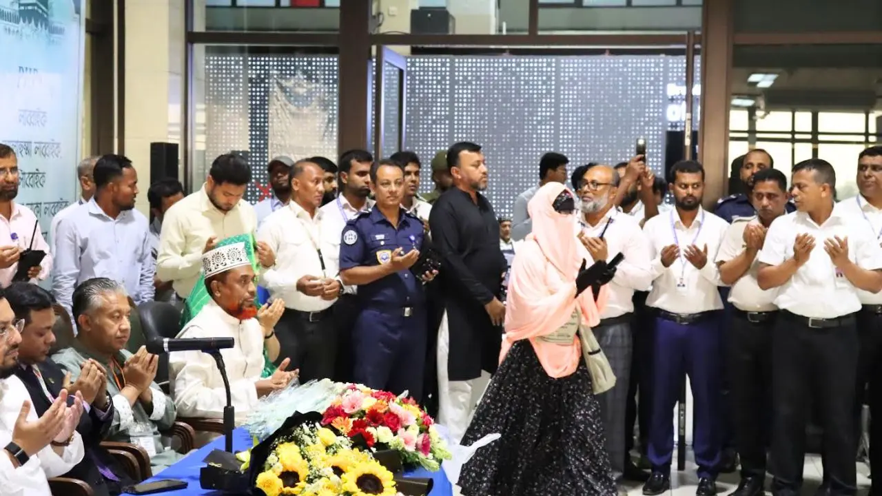 চট্টগ্রাম বিমানবন্দরে হজ্জ ফ্লাইট উদ্বোধন, ১৬ ফ্লাইটে যাবেন ৬ হাজার হাজি