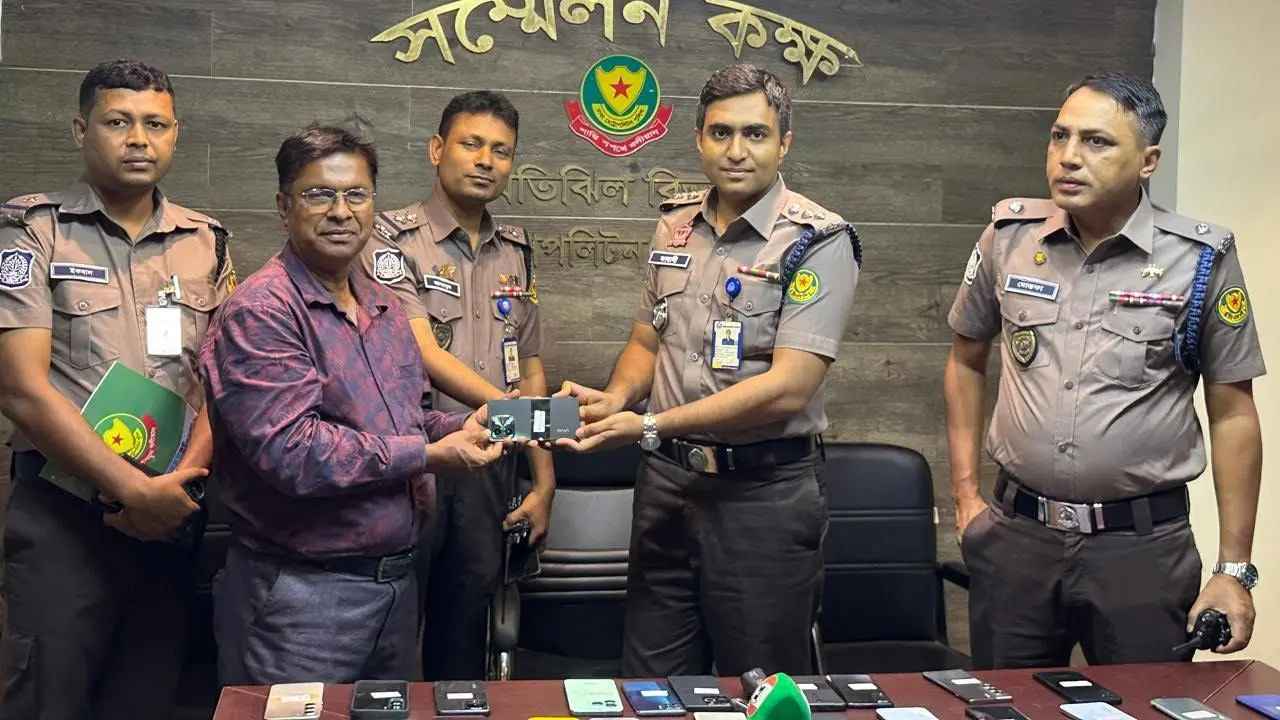 হারিয়ে যাওয়া ৫১টি মোবাইল প্রকৃত মালিকদের ফিরিয়ে দিলো পুলিশ