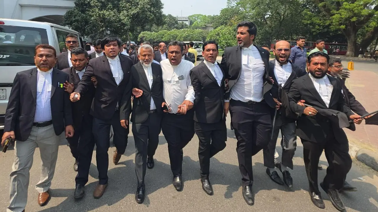 ভার্চুয়াল কোর্ট বন্ধের দাবিতে সুপ্রিম কোর্টে আইনজীবীদের বিক্ষোভ