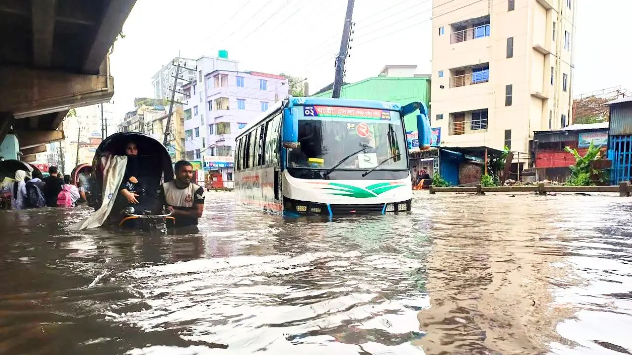 চট্টগ্রামে বুকসমান পানি, জলাবদ্ধতায় নগর অচল