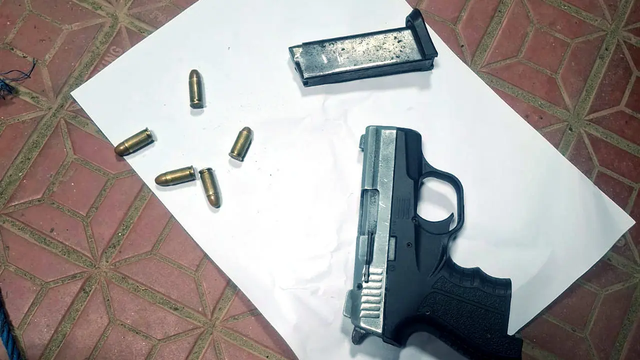রাউজানে সেনাবাহিনীর যৌথ অভিযানে বিদেশি পিস্তল উদ্ধার, গ্রেপ্তার ২
